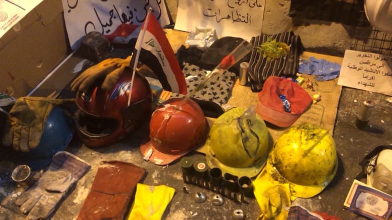 عراقي يكرّم ضحايا المظاهرات بجمع ممتلكاتهم وعرضها في بغداد