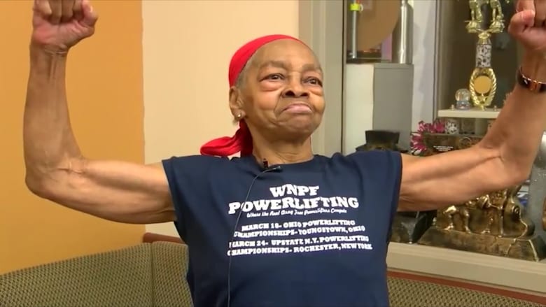 لاعبة كمال أجسام عمرها 82 عاما تقضي على لص اقتحم منزلها
