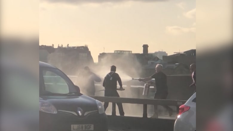 شاهد ضرب منفذ هجوم الطعن في لندن قبل وصول الشرطة