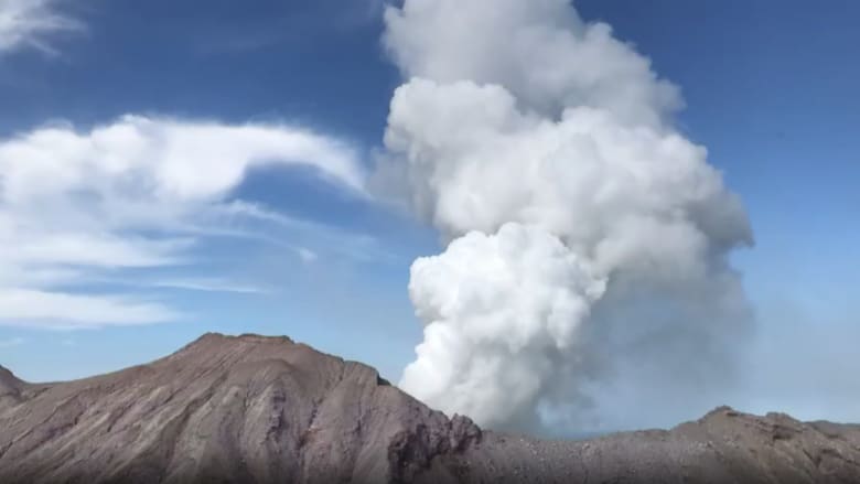 شاهد.. لحظة ثوران بركان نيوزيلندا ومروحية تقترب من فوهته