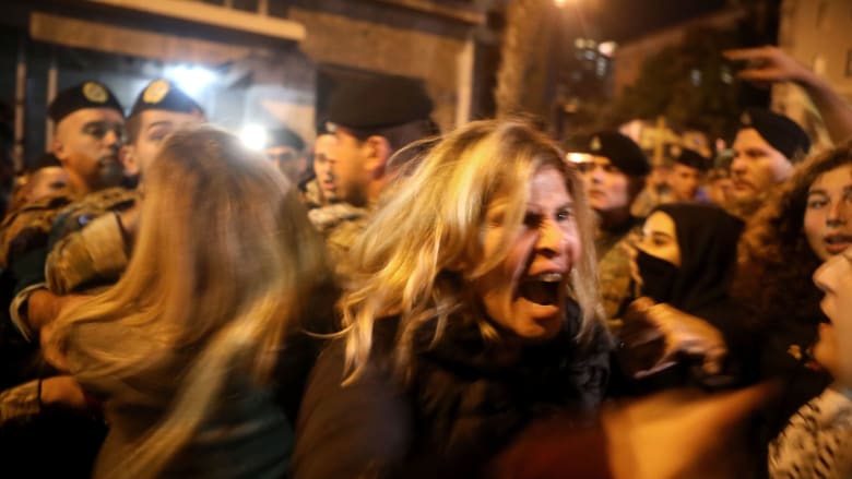 لحظة تعرض متظاهرين لبنانيين للاعتداء في عين التينة