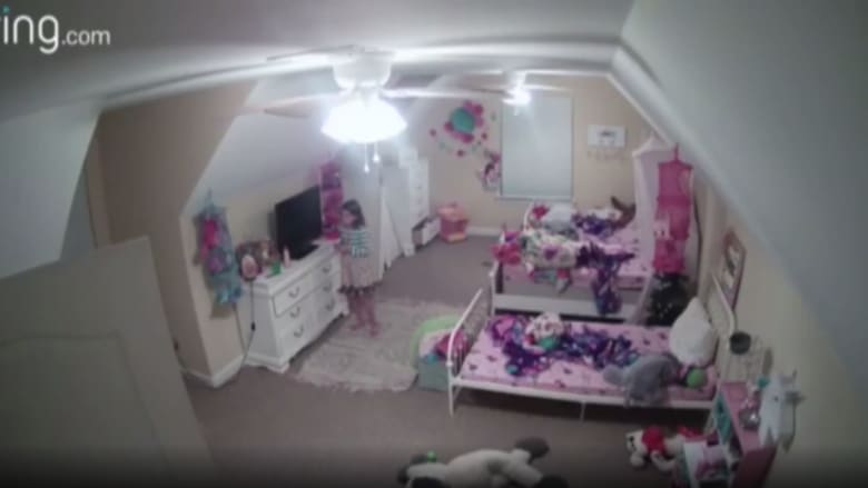 "هاكر" يخترق كاميرا في غرفة نوم فتاة.. وهذا ما عرضه عليها