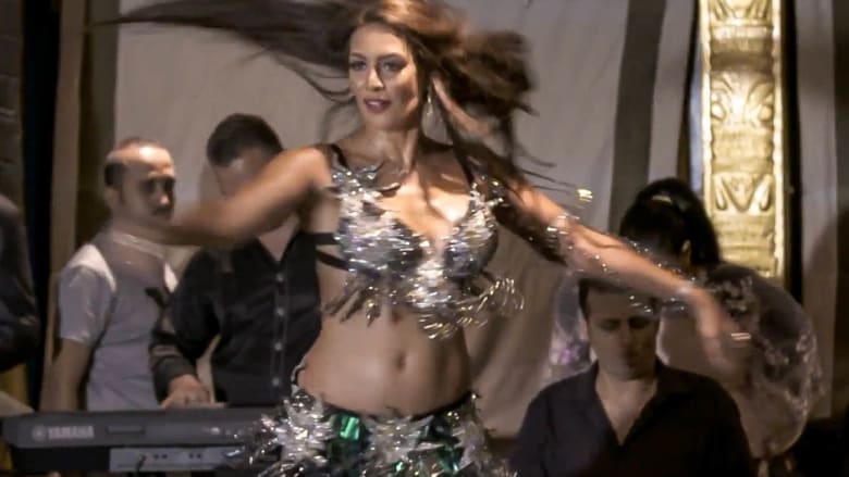 هذه الراقصة تعيد إحياء رقصة صوفية قديمة في شوارع القاهرة
