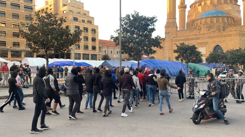 ملثمون يجتاحون شوارع بيروت ويهاجمون المتظاهرين ورجال الأمن