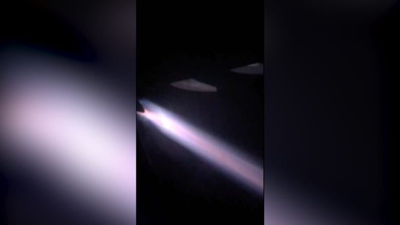 محرك يشتعل بالنيران في طائرة.. ومسافر يوثق المشهد