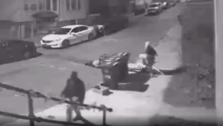 كاميرا مراقبة ترصد محاولة اغتصاب فتاة بأحد شوارع أمريكا