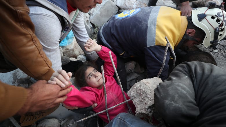 شاهد.. لحظة انتشال طفلة سورية من تحت الأنقاض بعد غارة جوية