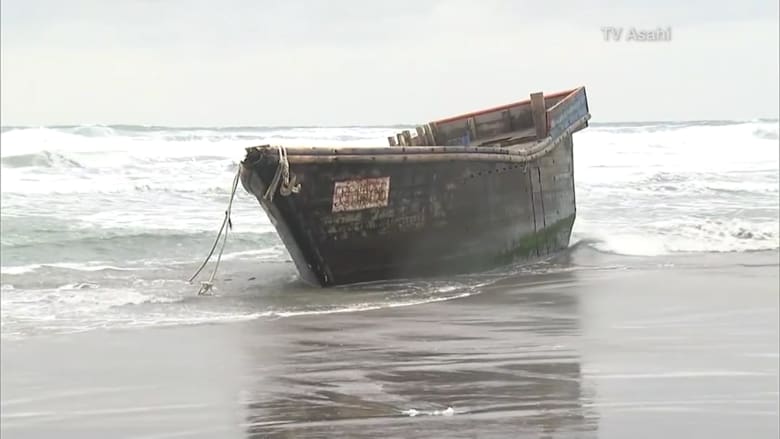 "سفينة أشباح" جُرفت لشاطئ باليابان.. وهذا ما عثر عليه داخلها