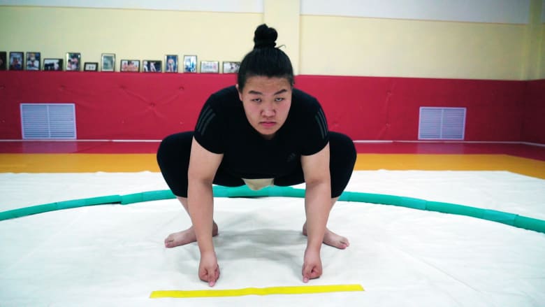 ملكة مصارعة السومو في منغوليا.. تتدرب مع الرجال وتفوز بالذهب