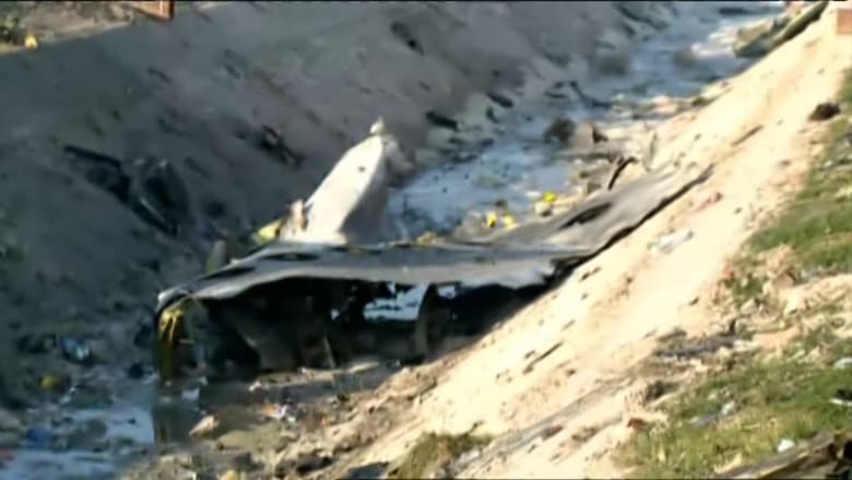المشاهد الأولية لحطام الطائرة الأوكرانية بعد سقوطها في إيران