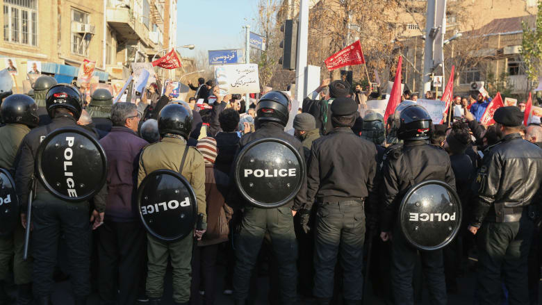 تصاعد احتجاجات طهران والشرطة تطلق الغاز المسيل للدموع