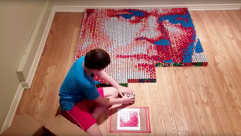 طفل ذو 9 أعوام يشكل صورة لجون سينا باستخدام 750 مكعب روبيك