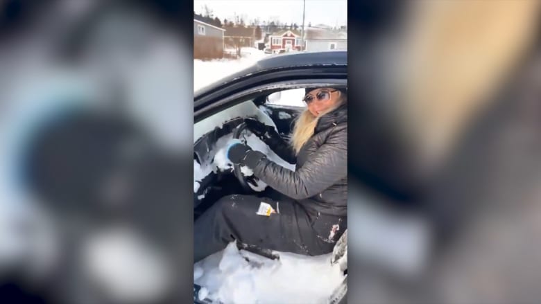 عاصفة ثلجية تملأ سيارة امرأة بالثلج بسبب نافذة مفتوحة