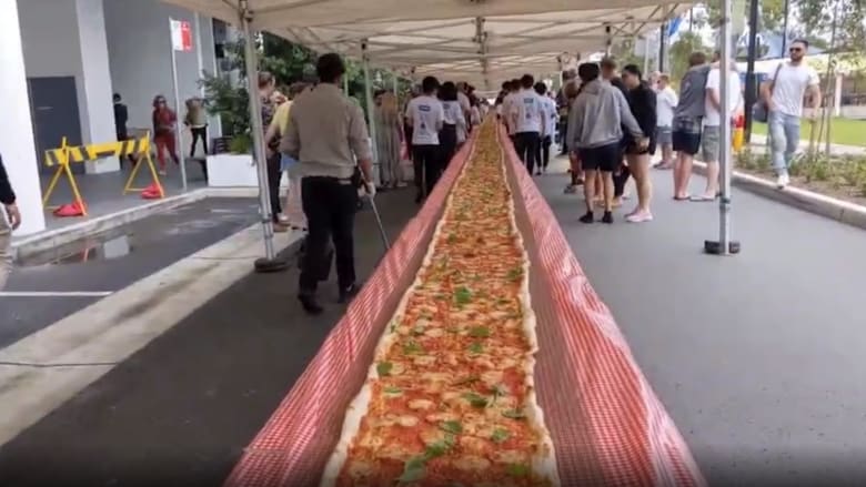 شاهد.. بيتزا بطول 100 متر لدعم فرق الاطفاء في أستراليا