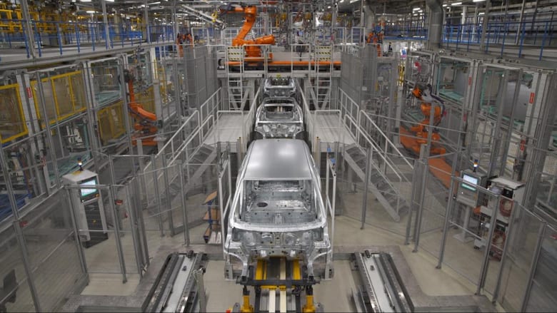 نظرة داخل مصنع السيارات الأكثر تقدماً بتقنياته في العالم