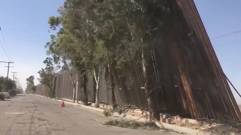 رياح قوية تدفع جزءاً من جدار الحدود الأمريكية تجاه المكسيك