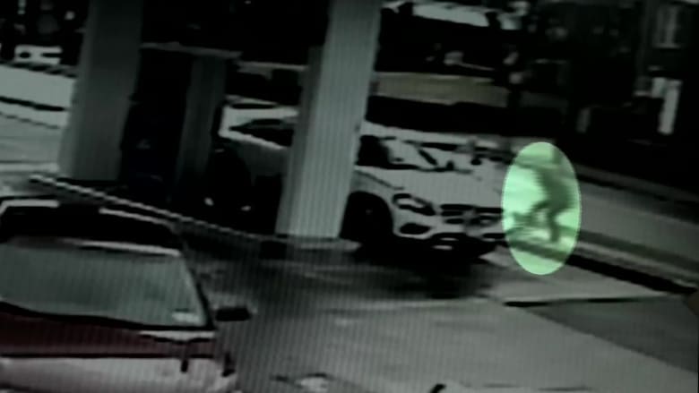 لص يحاول سرقة سيارة أم وطفلها بالداخل.. وغريزة الأمومة تتدخل