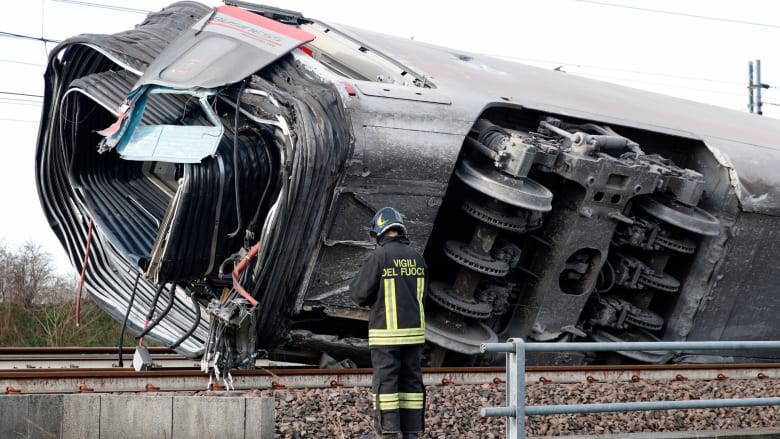 قطار "فائق السرعة" يخرج عن مساره ويقتل شخصين في إيطاليا