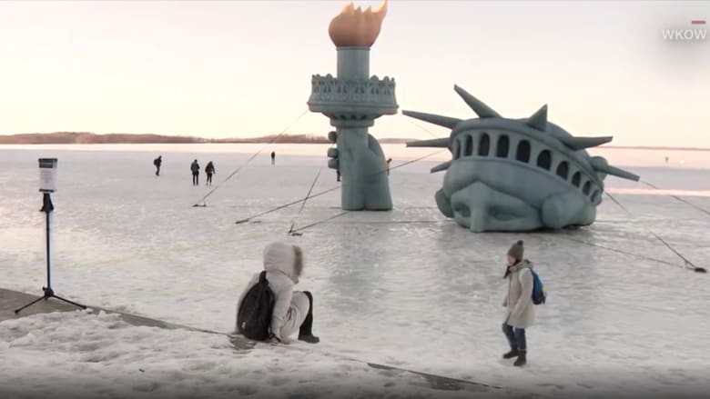 بسبب مزحة.. تمثال الحرية يغرق في بحيرة متجمدة
