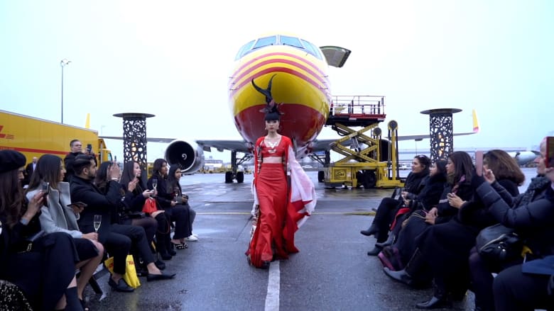 عرض أزياء يحول مطار جي إف كي بنيويورك إلى منصة له