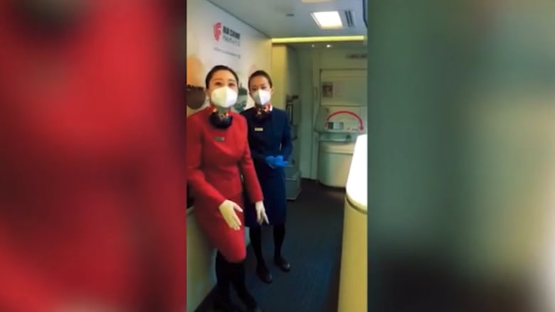 مصور CNN يوثق تجربة سفر على طائرة صينية وسط تحذيرات كورونا