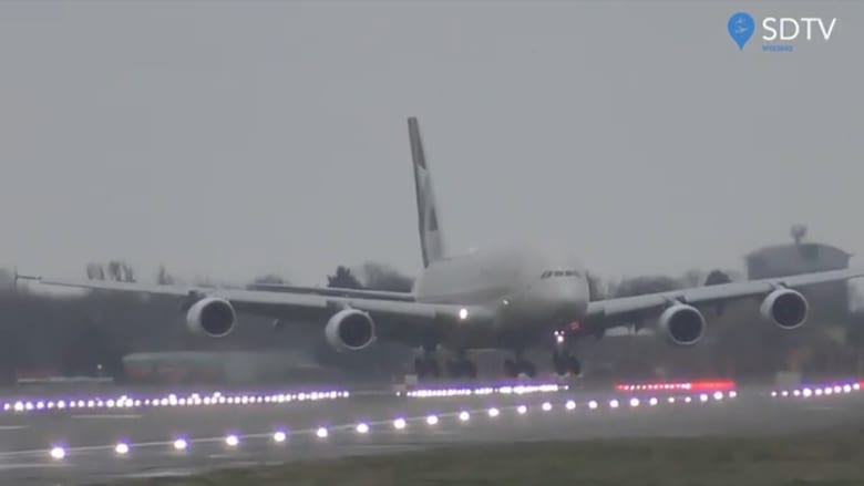 شاهد طائرة "الاتحاد" تهبط بشكل جانبي بمطار هيثرو بسبب الرياح