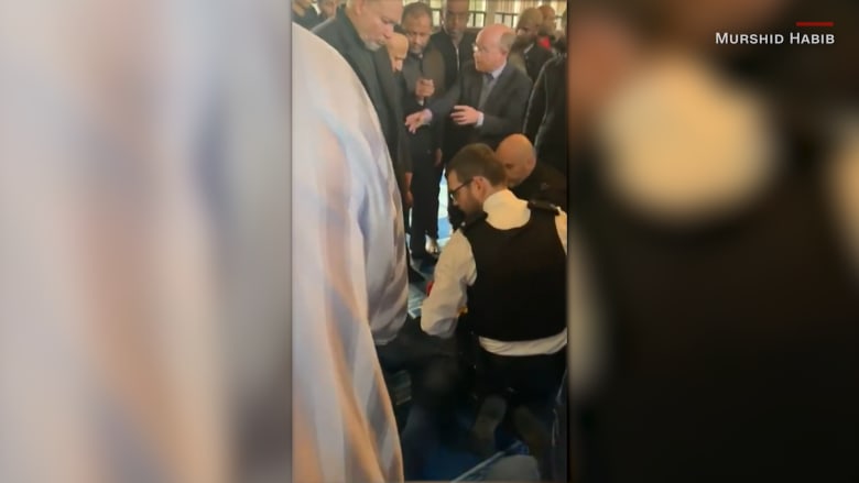 اللحظات الأولى لحادث الطعن في مسجد بوسط لندن