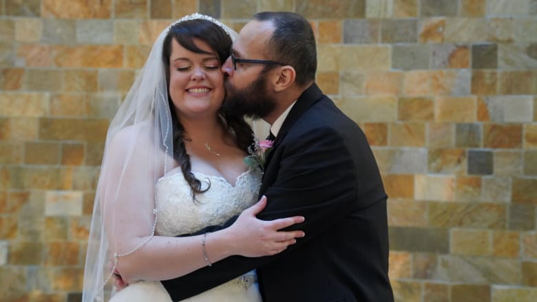 أمريكي يتزوج خطيبته في المستشفى بعد إصابته بمرض عضال