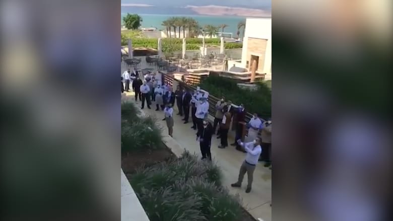 احتفال بعيد ميلاد طفل عمره 3 سنوات من الحجر بالبحر الميت في الأردن