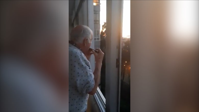 رجل مصاب بالزهايمر يعتقد أن سكان مدينة اسبانية يصفقون له ليلياً وسط انتشار فيروس كورونا