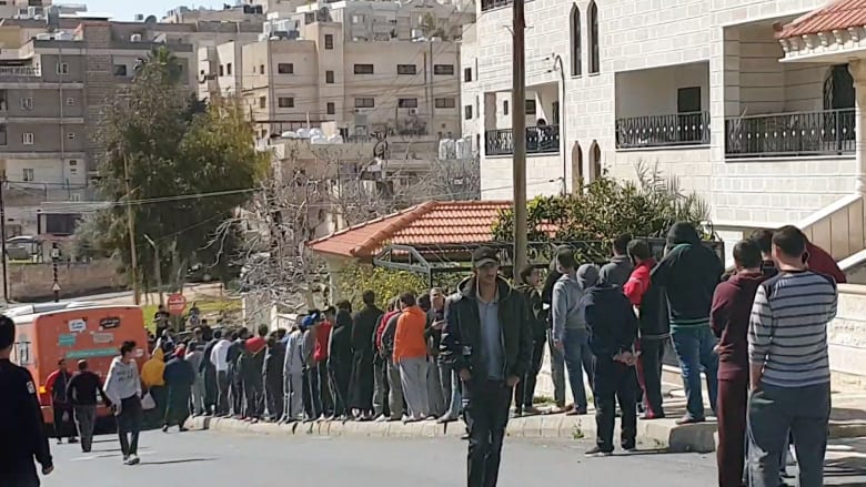 الأردن.. تهافت كبير على توزيع الخبز في رابع أيام حظر التجول
