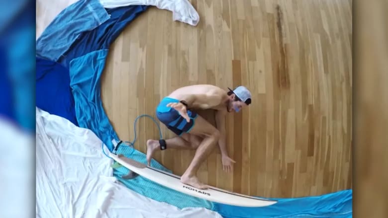 مهندس يسجل مقطع فيديو لركوبه الأمواج داخل شقته