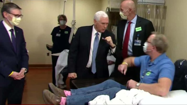 مايك بنس يثير جدلا بعدم ارتداء كمامة خلال زيارة مستشفى  