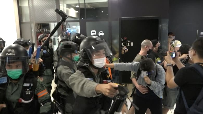 اشتباكات في هونغ كونغ.. والشرطة تفرق متظاهرين برذاذ الفلفل