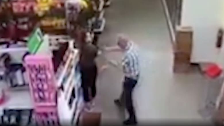 كاميرا مراقبة ترصد رجلاً مسح أنفه بقميص موظفة في متجر