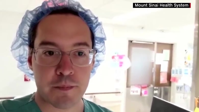 طبيب تخدير يعطي صوتاً بمذكرات الفيديو للأبطال الذين يقاتلون فيروس كورونا