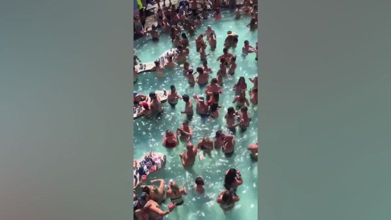 حفلة تجمع في حوض سباحة يلاقي رواجاً على مواقع التواصل