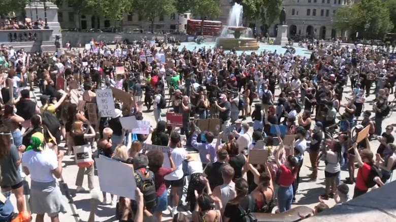 موجة الاحتجاجات تصل إلى لندن والمحتجون يخرقون إجراءات الإغلاق في بريطانيا 