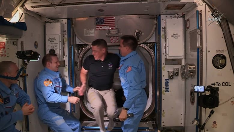 لحظة دخول رائدا سبيس إكس “Crew Dragon” محطة الفضاء الدولية