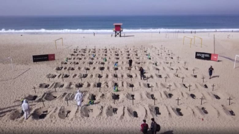 شاهد.. عشرات القبور تظهر على شاطئ سياحي في البرازيل