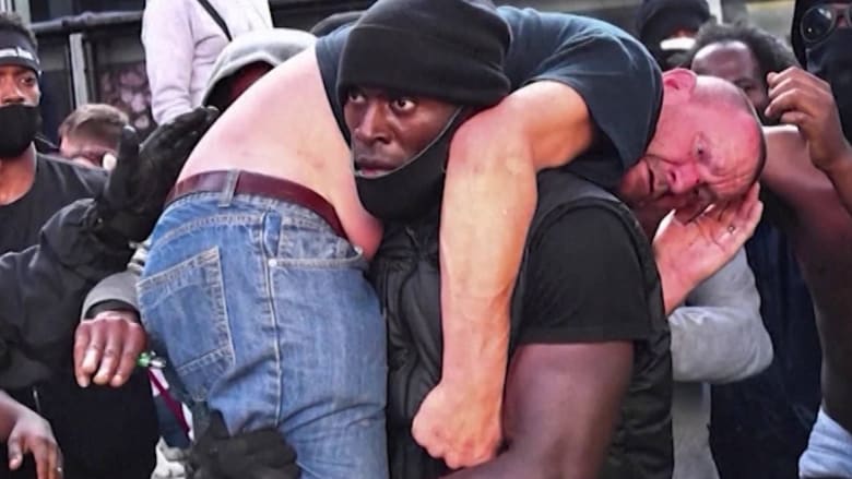 متظاهر أسود يحمي رجلا أبيض من الحشود الغاضبة.. فماذا قال لـCNN؟