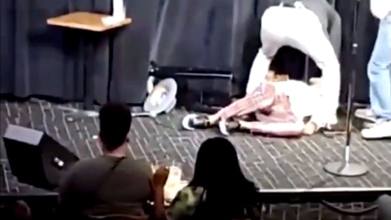 الممثل الكوميدي هيوغلي يسقط على المسرح ثم يكتشف أنه مصاب كورونا