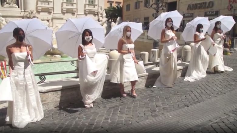 شاهد.. عرائس يتظاهرن في روما احتجاجا على تدابير فيروس كورونا