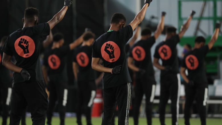 عودة الدوري الأمريكي لكرة القدم برسالة ميدانية قوية من اللاعبين تكريماً لجورج فلويد