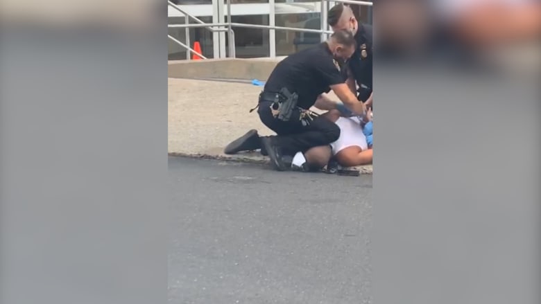 مجدداً.. فيديو يظهر شرطيا أمريكيا أثناء وضع ركبته على رقبة رجل أثناء تقييده