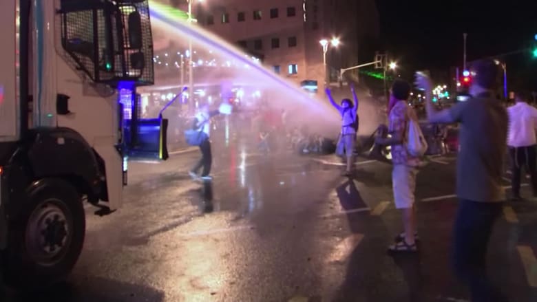 إسرائيل تشهد أكبر مظاهرات أمام شارع بلفورد.. والشرطة تستخدم مدافع المياه