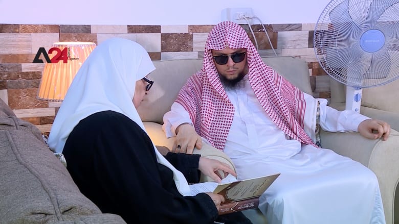 أم حاتم.. وهبت عينيها لابنها الكفيف فحصل على شهادة الماجستير في الأردن