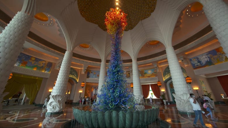 فندق أتلانتس في دبي يعيد فتح أبوابه للسياح الدوليين.. ما هي التدابير التي يتخذها لضمان سلامة الضيوف من فيروس كورونا؟