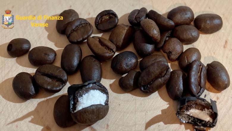 ضبط حبوب قهوة محشوة بالكوكايين في إيطاليا قادمة من كولومبيا
