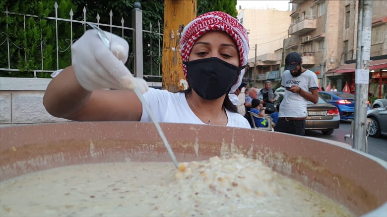 ساجدة وريم تتحديان "بطالة كورونا" بعربة "الرشوف الأردني"